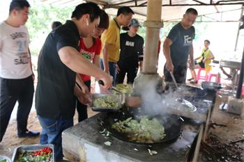 深圳華銀壓鑄廠(chǎng)做飯